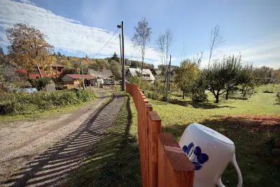 Cesta k domu a výhled na obec