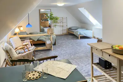 Hlavní obytná místnost apartmánu s dřevěným nábytkem