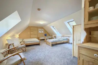 Hlavní obytná místnost apartmánu s dřevěným nábytkem