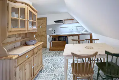 Dřevěná kredenc a jídelní stůl