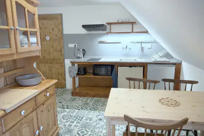 Kuchyňský kout s jídelním stolem