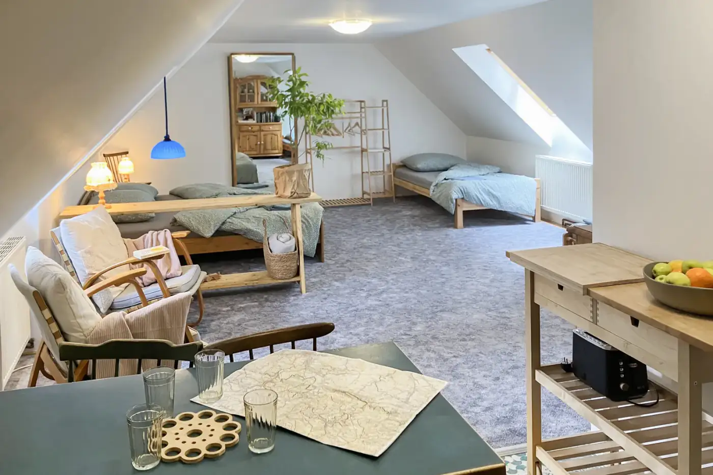 Hlavní obytná místnost apartmánu s dřevěným nábytkem